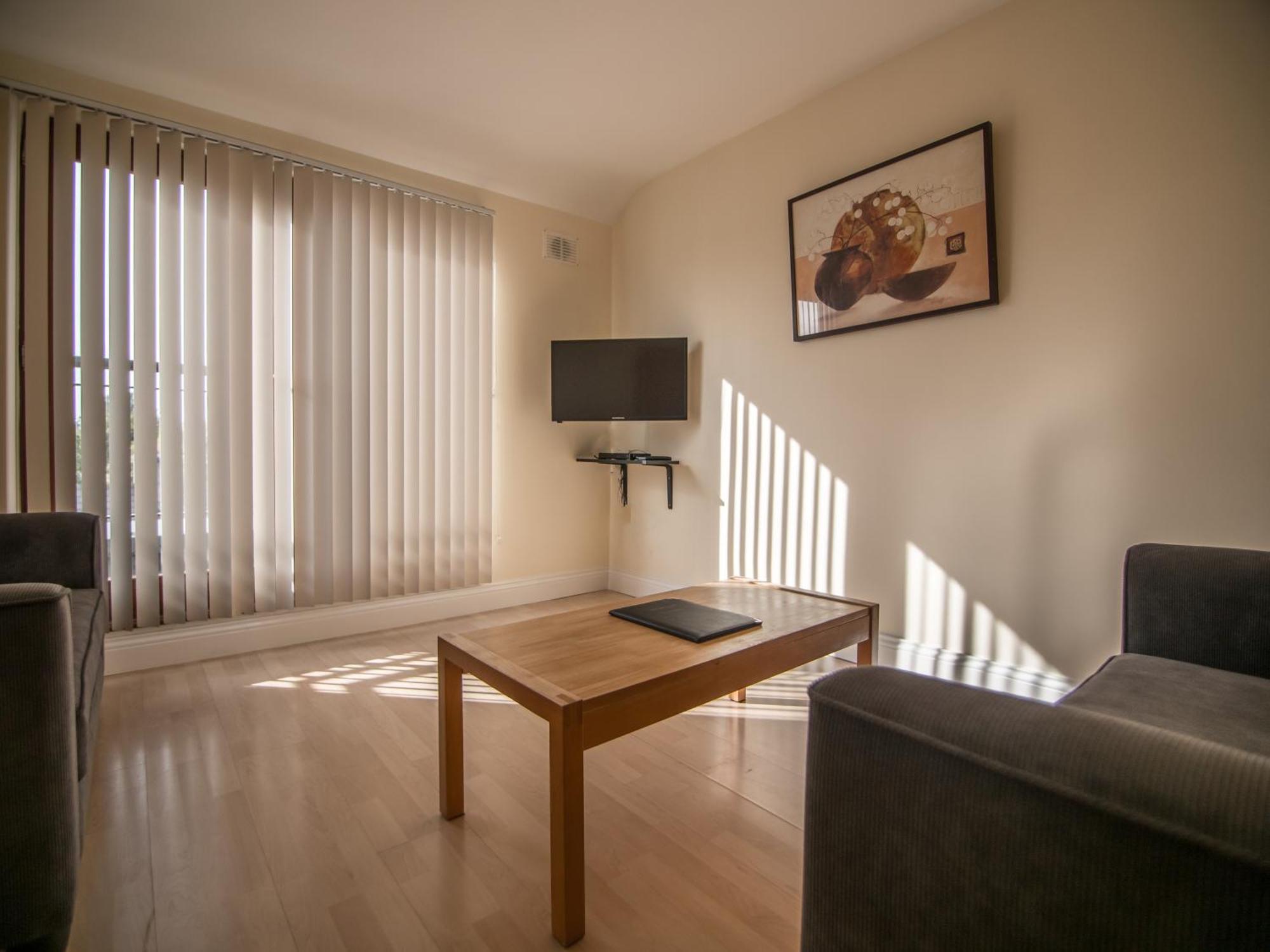 Donegan Court Aparthotel กัลเวย์ ภายนอก รูปภาพ