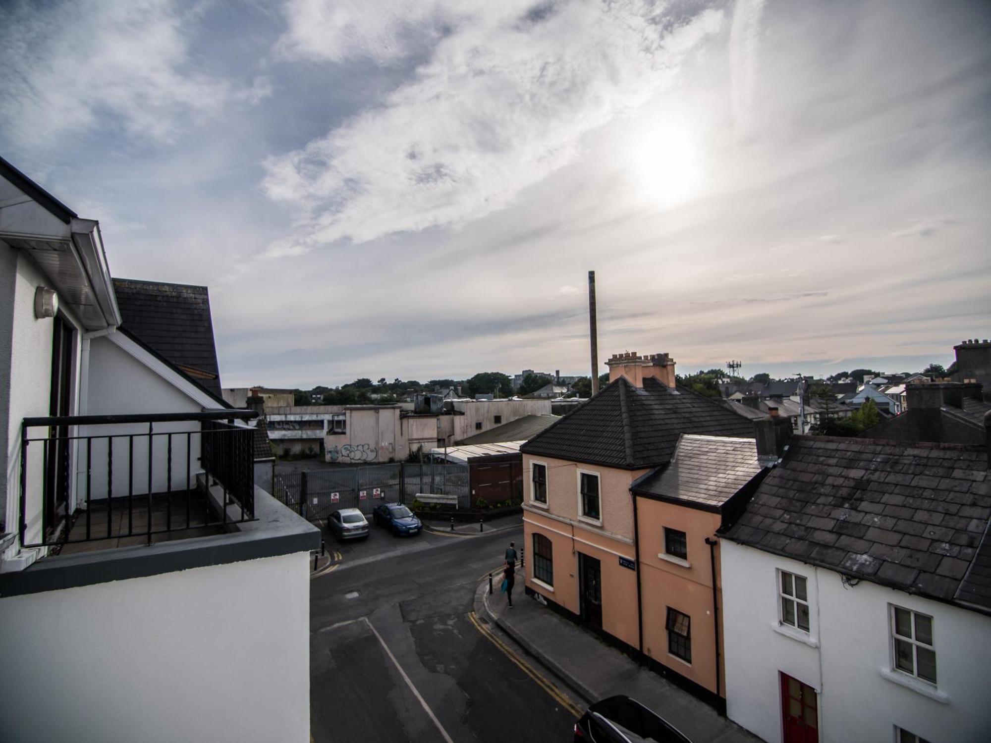Donegan Court Aparthotel กัลเวย์ ภายนอก รูปภาพ