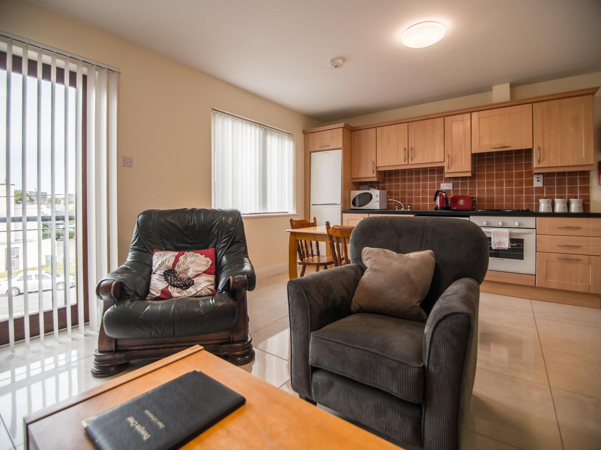 Donegan Court Aparthotel กัลเวย์ ภายนอก รูปภาพ