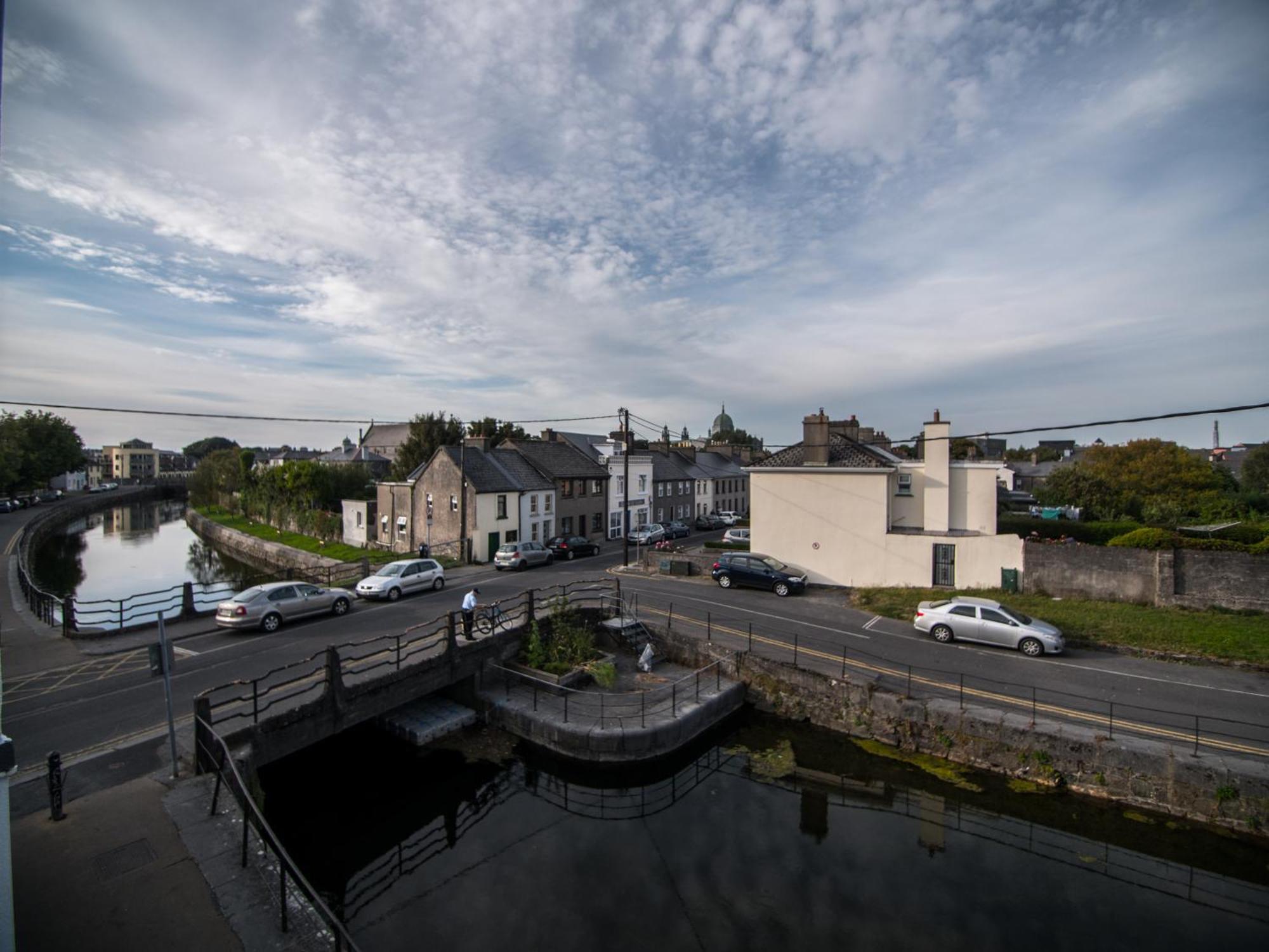 Donegan Court Aparthotel กัลเวย์ ภายนอก รูปภาพ