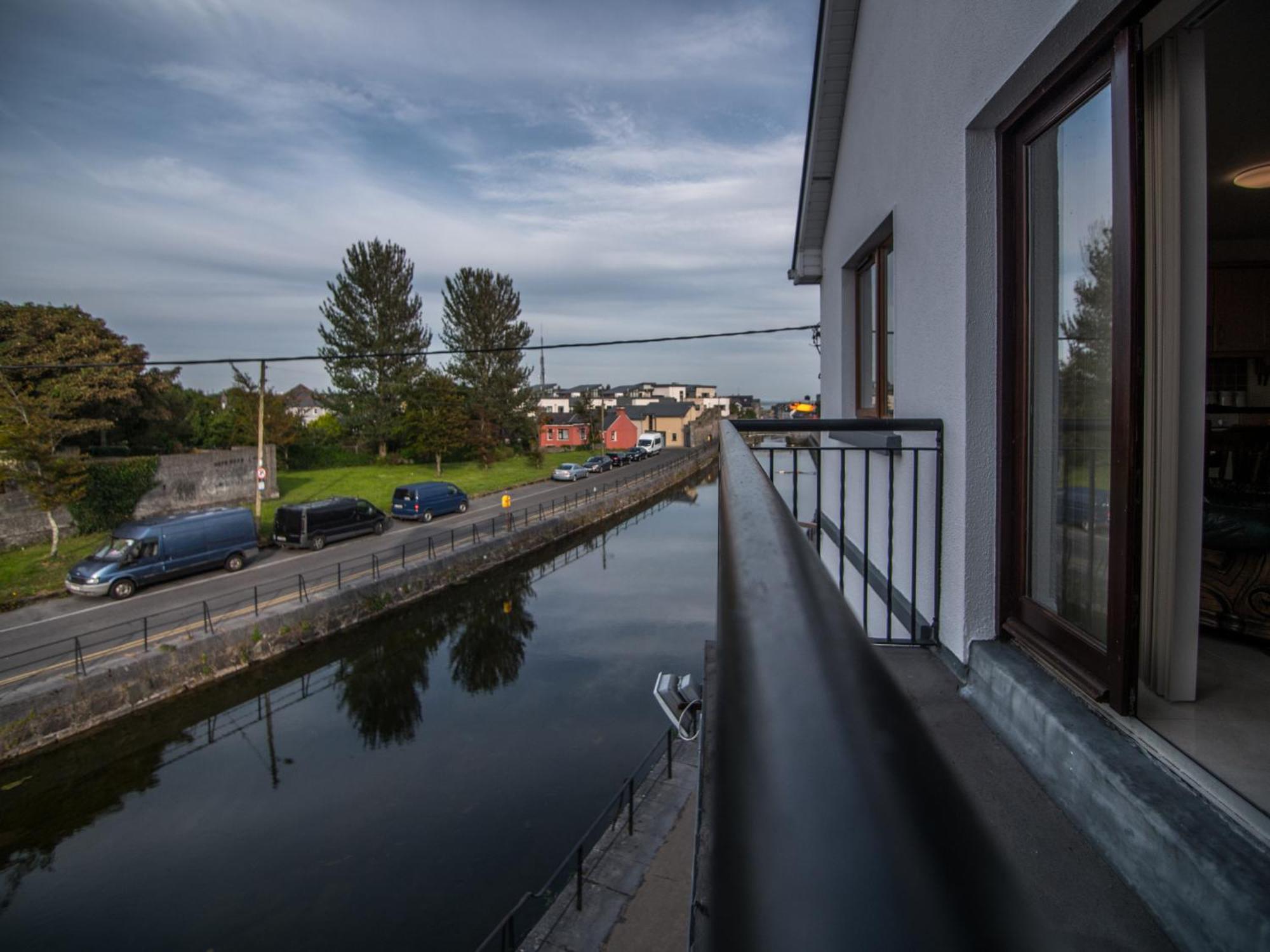 Donegan Court Aparthotel กัลเวย์ ภายนอก รูปภาพ