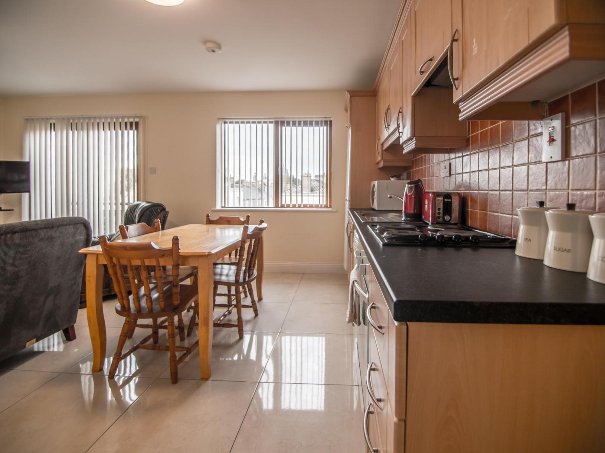 Donegan Court Aparthotel กัลเวย์ ภายนอก รูปภาพ