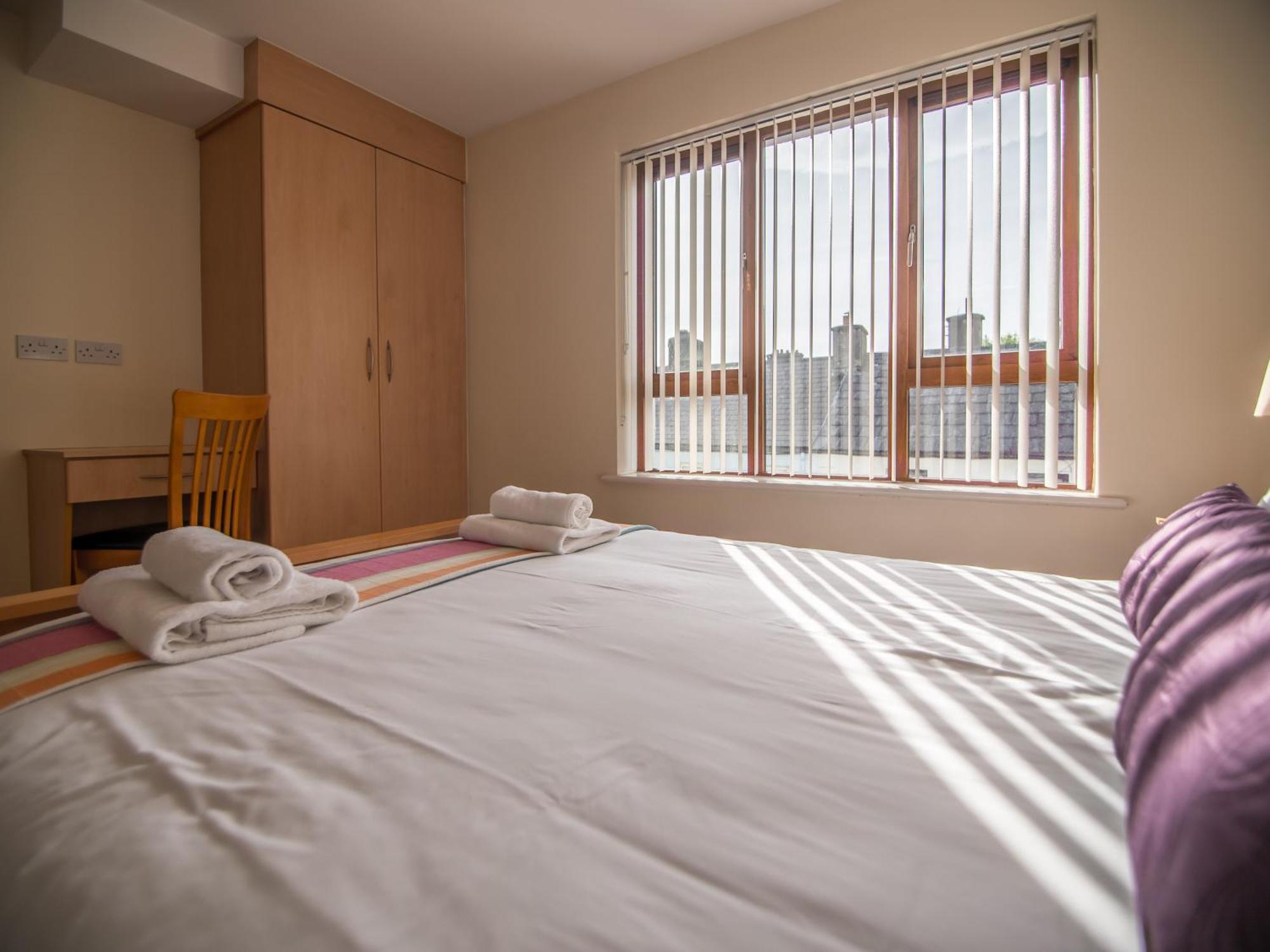 Donegan Court Aparthotel กัลเวย์ ภายนอก รูปภาพ