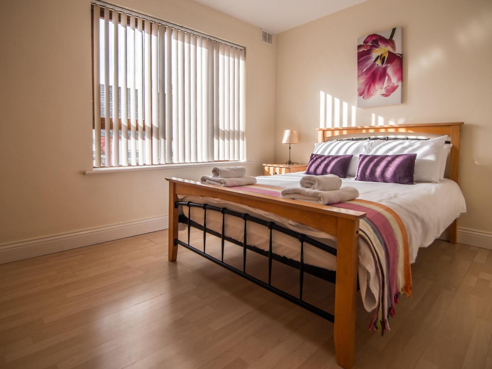 Donegan Court Aparthotel กัลเวย์ ภายนอก รูปภาพ