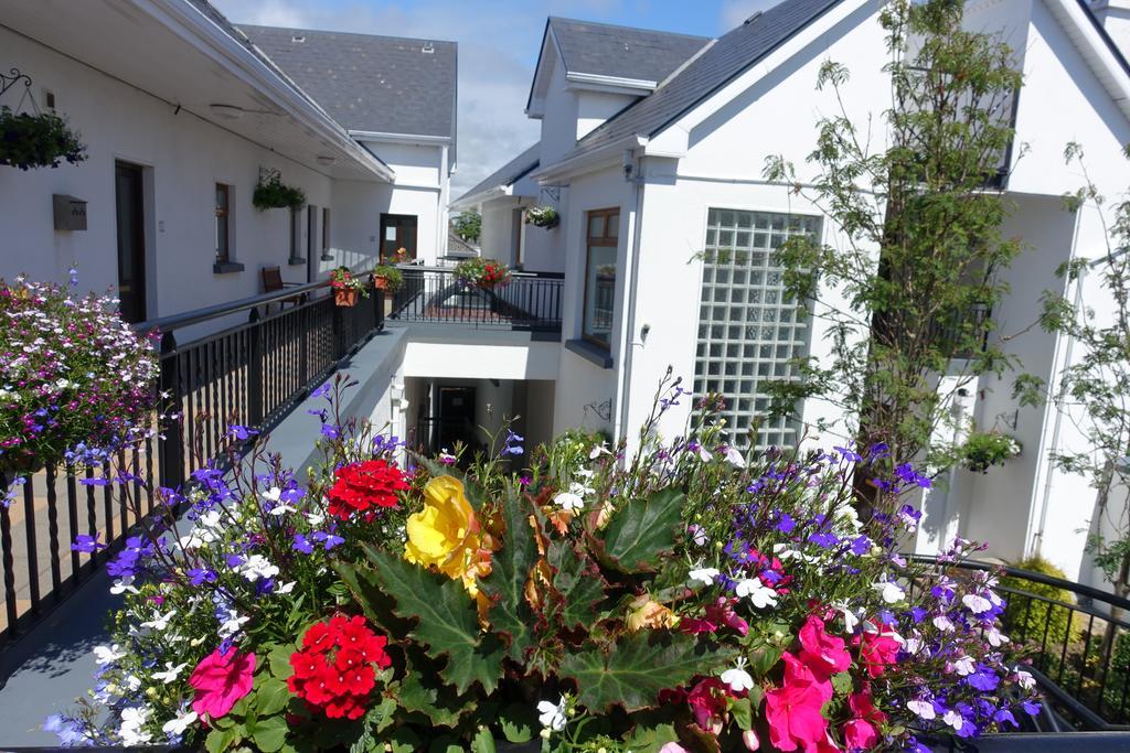 Donegan Court Aparthotel กัลเวย์ ภายนอก รูปภาพ