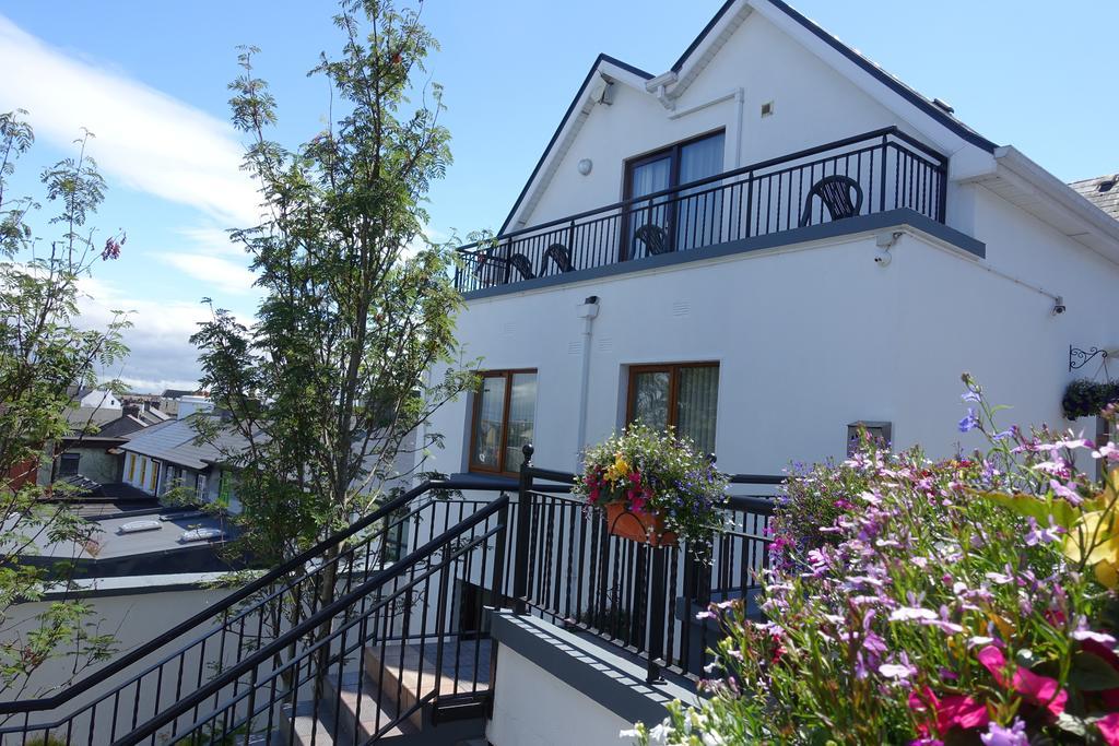 Donegan Court Aparthotel กัลเวย์ ภายนอก รูปภาพ