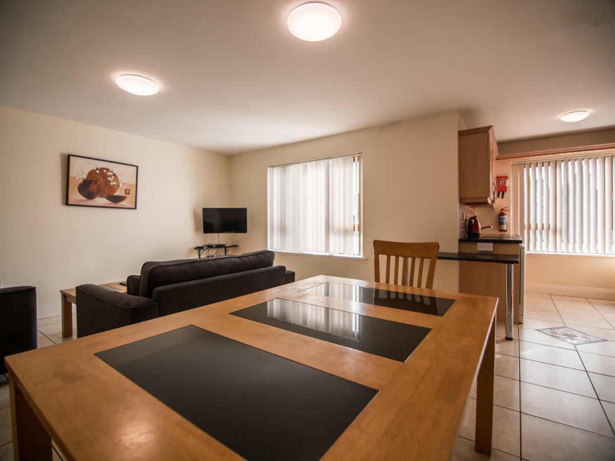 Donegan Court Aparthotel กัลเวย์ ภายนอก รูปภาพ
