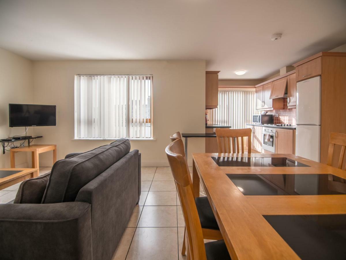 Donegan Court Aparthotel กัลเวย์ ภายนอก รูปภาพ