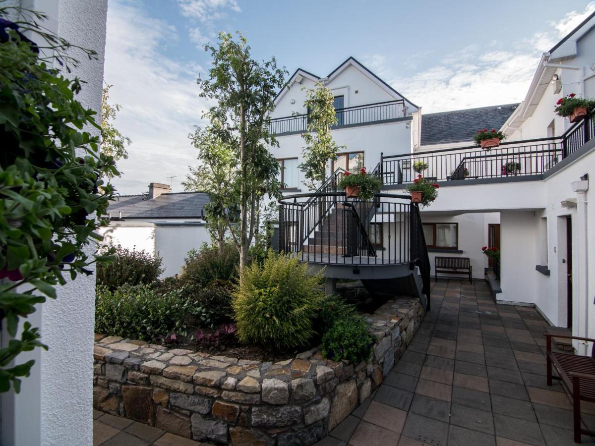 Donegan Court Aparthotel กัลเวย์ ภายนอก รูปภาพ