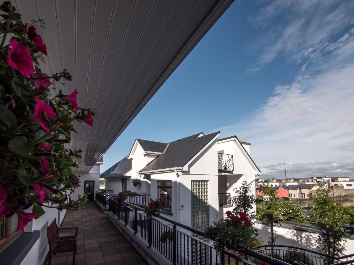 Donegan Court Aparthotel กัลเวย์ ภายนอก รูปภาพ