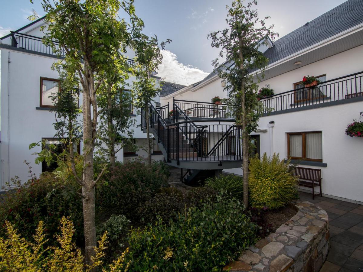 Donegan Court Aparthotel กัลเวย์ ภายนอก รูปภาพ