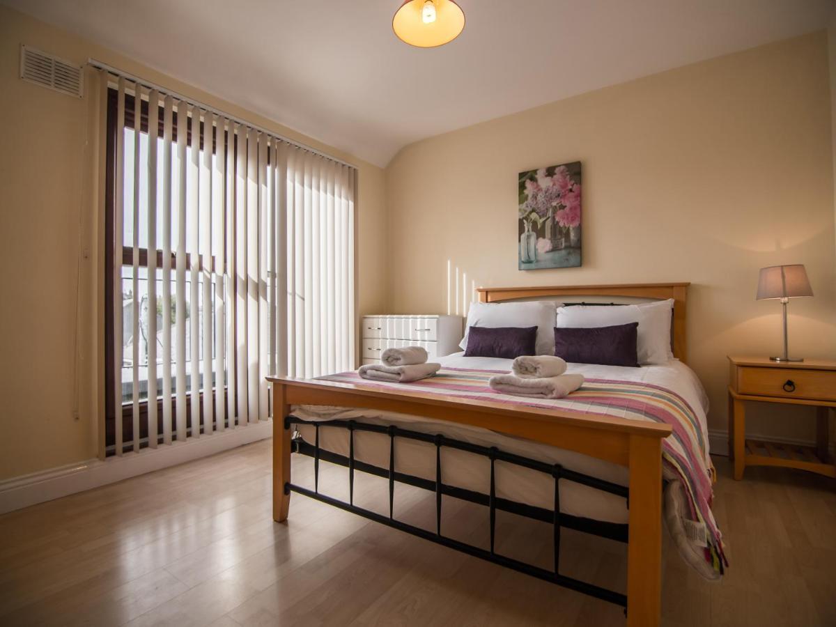 Donegan Court Aparthotel กัลเวย์ ภายนอก รูปภาพ