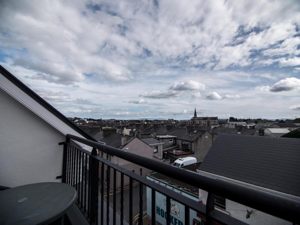 Donegan Court Aparthotel กัลเวย์ ภายนอก รูปภาพ