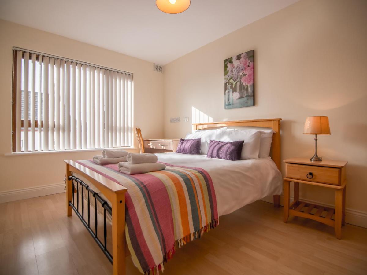 Donegan Court Aparthotel กัลเวย์ ภายนอก รูปภาพ